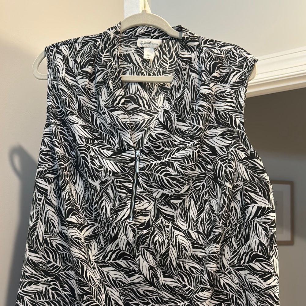 Black and White sleeveless Leaf Print Blouse